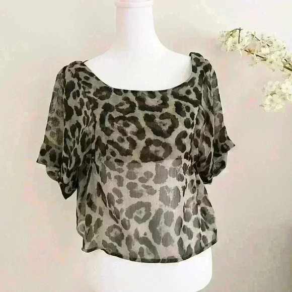Sienna Womens Lightweight Blouse Top Semi Crop Top Leopard Print Size Medium - Picture 1 of 7